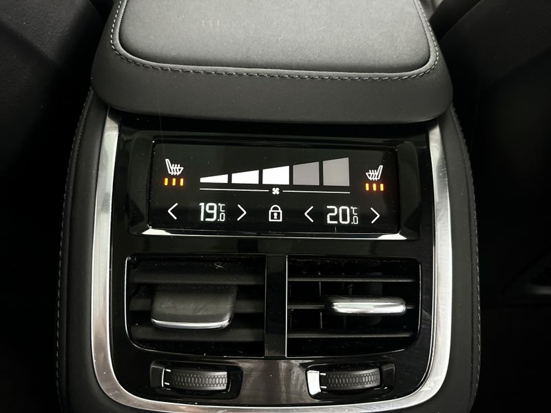 4 zone Electronic Climate Control met touchscreen bediening op de tweede zitrij