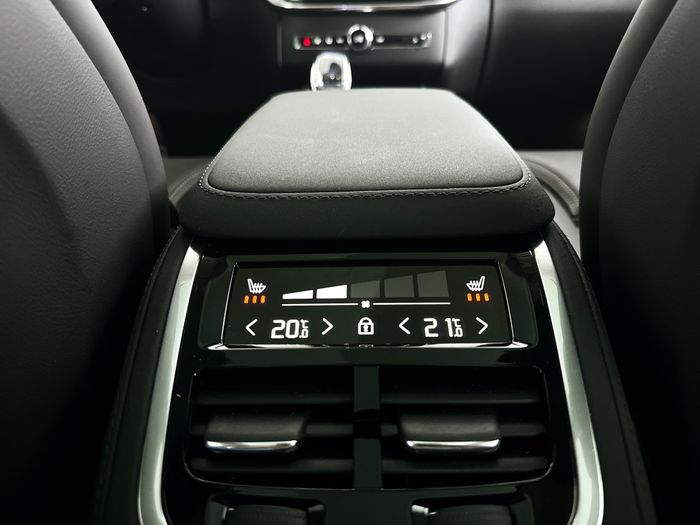 4 zone Electronic Climate Control met touchscreen bediening op de tweede zitrij