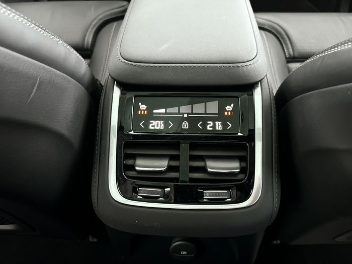 4 zone Electronic Climate Control met touchscreen bediening op de tweede zitrij