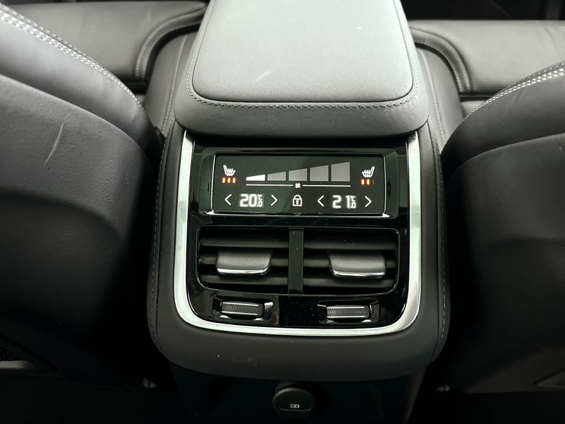 4 zone Electronic Climate Control met touchscreen bediening op de tweede zitrij