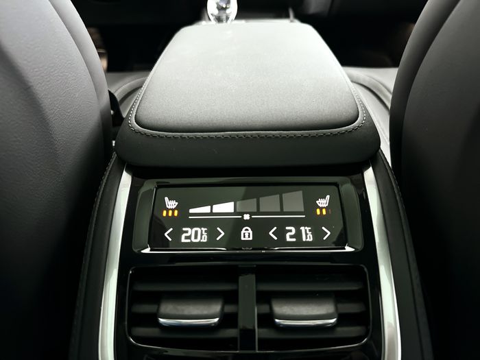 4 zone Electronic Climate Control met touchscreen bediening op de tweede zitrij