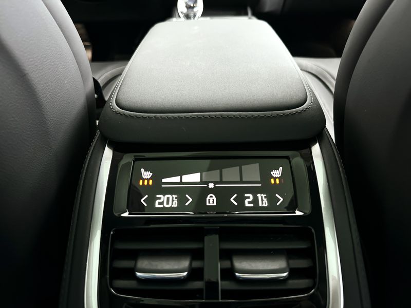 4 zone Electronic Climate Control met touchscreen bediening op de tweede zitrij