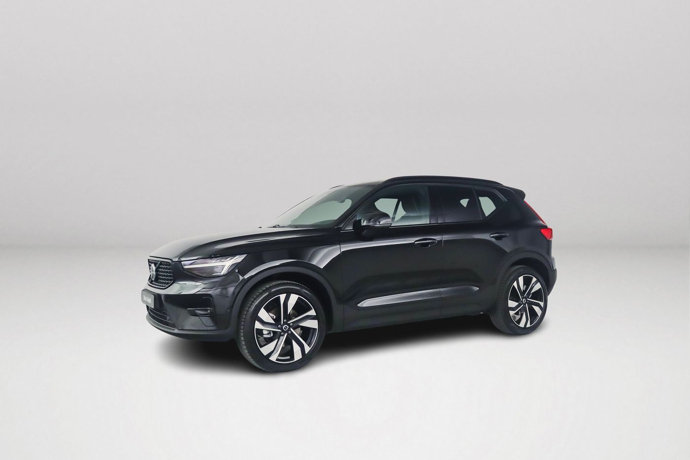 Volvo XC40 B4 Plus Dark | Panoramadak | 360° camera | Harman Kardon | Stoel- en stuurverwarming | Trekhaak