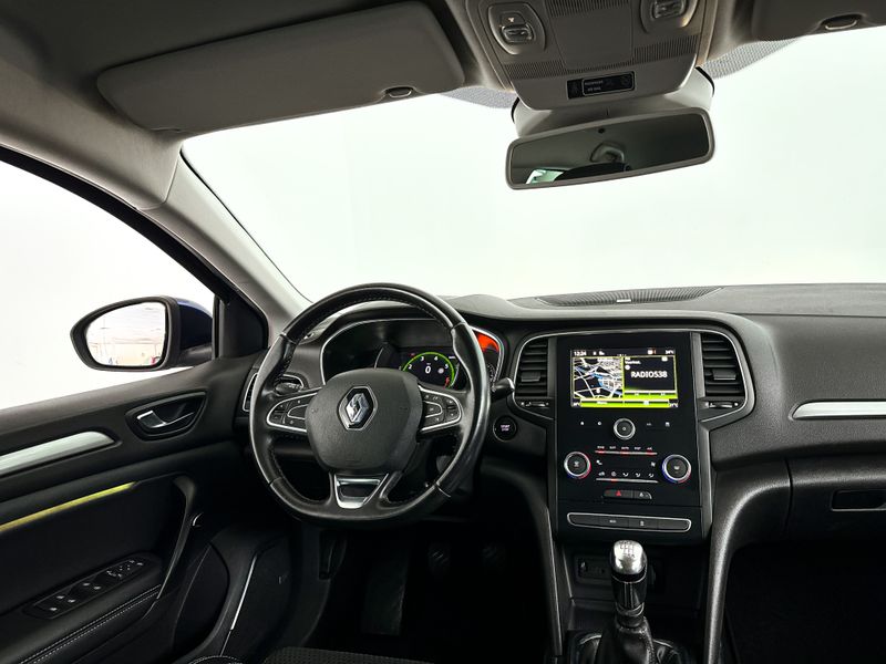 Renault R-Link 2 multimedia- en navigatiesysteem met 8,7" portrait touchscreen inclusief R-Plug & Radio+ Bose® DAB+ premium audiosystem met versterker, subwoofer, 4 speakers, 4 tweeters, MP3, stuurkolombediening en extra antenne
