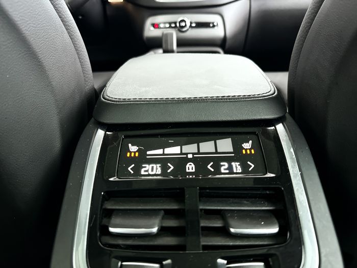 4 zone Electronic Climate Control met touchscreen bediening op de tweede zitrij